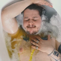 Golden Shower Hair & Body Wash – kullankeltaisiin lorotteluhetkiin!